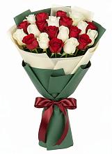 Букет Микс из красных и белых роз в Павлова