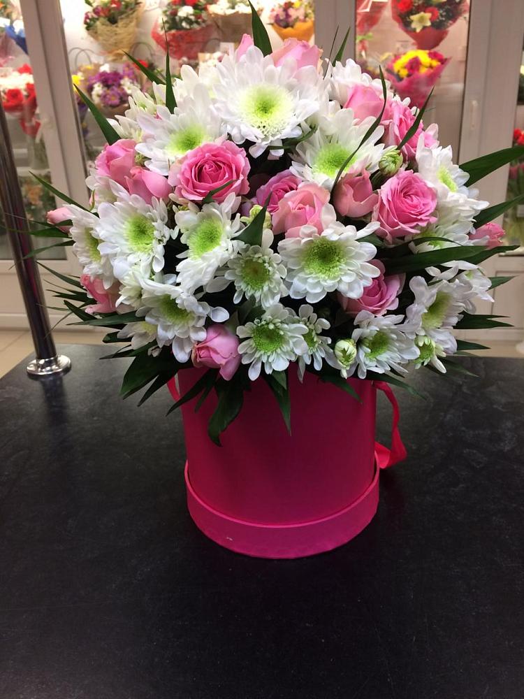 Цветочная композиция из Розы и Хризантемы в шляпной коробке в Павлова