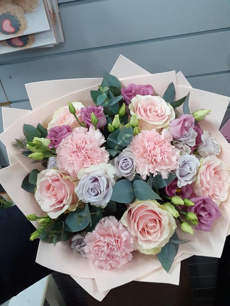 Букет цветов из: Розы, Гвоздики и Лизиантусы в Павлова